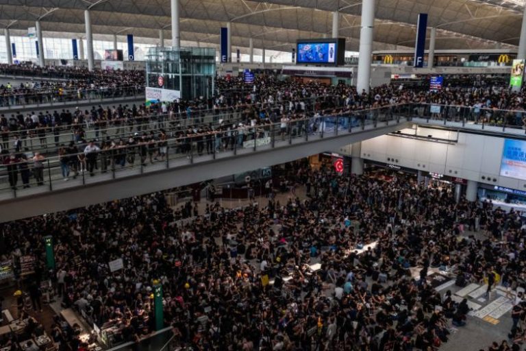 hongkong protestors occupy airport
