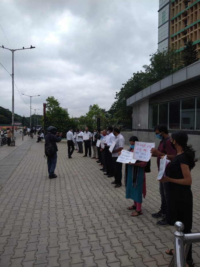 Lawyers protest outside bangalore city civil court for Prashant Bhushan