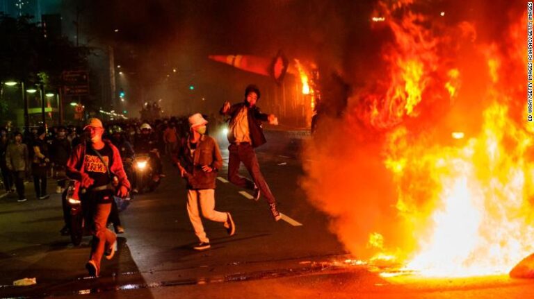 Indonesia: Omnibus “killing us slowly”, police-protestors clashes intensify